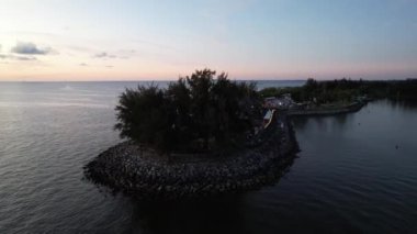 Miri Şehri 'nin ünlü plajları, nehirleri, şehirleri ve manzaralı çevresiyle Landmark ve Turist Çekim alanları