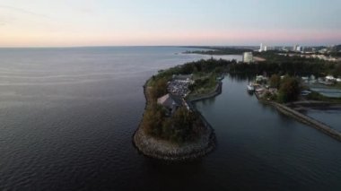 Miri Şehri 'nin ünlü plajları, nehirleri, şehirleri ve manzaralı çevresiyle Landmark ve Turist Çekim alanları