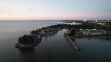 Miri Şehri 'nin ünlü plajları, nehirleri, şehirleri ve manzaralı çevresiyle Landmark ve Turist Çekim alanları