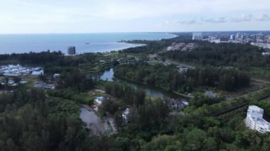 Miri Şehri 'nin ünlü plajları, nehirleri, şehirleri ve manzaralı çevresiyle Landmark ve Turist Çekim alanları