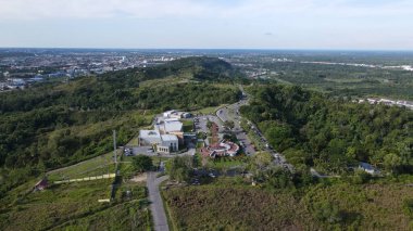 Miri Şehri 'nin ünlü plajları, nehirleri, şehirleri ve manzaralı çevresiyle Landmark ve Turist Çekim alanları