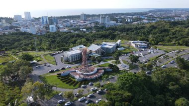Miri Şehri 'nin ünlü plajları, nehirleri, şehirleri ve manzaralı çevresiyle Landmark ve Turist Çekim alanları