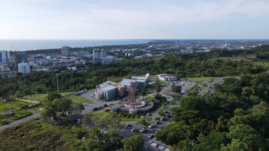 Miri Şehri 'nin ünlü plajları, nehirleri, şehirleri ve manzaralı çevresiyle Landmark ve Turist Çekim alanları