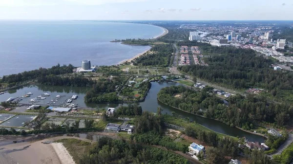 Miri Şehri 'nin ünlü plajları, nehirleri, şehirleri ve manzaralı çevresiyle Landmark ve Turist Çekim alanları