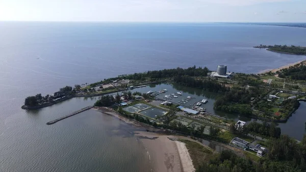 Miri Şehri 'nin ünlü plajları, nehirleri, şehirleri ve manzaralı çevresiyle Landmark ve Turist Çekim alanları