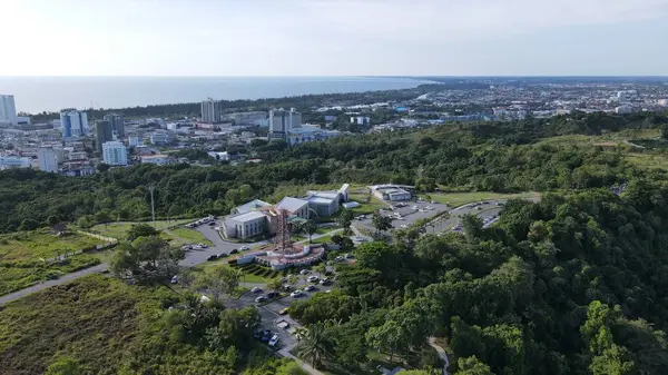 Miri Şehri 'nin ünlü plajları, nehirleri, şehirleri ve manzaralı çevresiyle Landmark ve Turist Çekim alanları