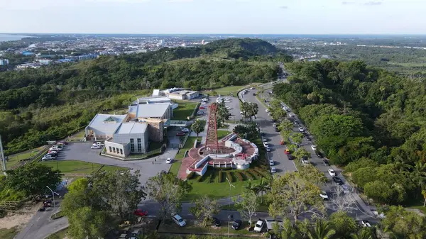 Miri Şehri 'nin ünlü plajları, nehirleri, şehirleri ve manzaralı çevresiyle Landmark ve Turist Çekim alanları
