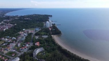 Miri Şehri 'nin ünlü plajları, nehirleri, şehirleri ve manzaralı çevresiyle Landmark ve Turist Çekim alanları