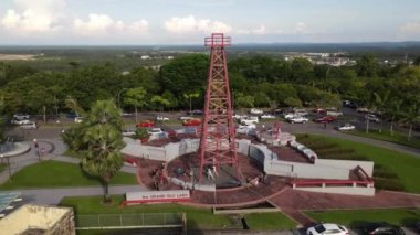 Miri Şehri 'nin ünlü plajları, nehirleri, şehirleri ve manzaralı çevresiyle Landmark ve Turist Çekim alanları