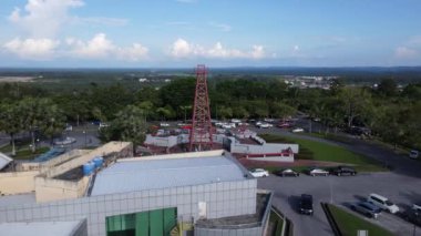 Miri Şehri 'nin ünlü plajları, nehirleri, şehirleri ve manzaralı çevresiyle Landmark ve Turist Çekim alanları