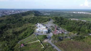 Miri Şehri 'nin ünlü plajları, nehirleri, şehirleri ve manzaralı çevresiyle Landmark ve Turist Çekim alanları