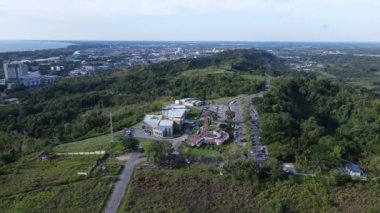 Miri Şehri 'nin ünlü plajları, nehirleri, şehirleri ve manzaralı çevresiyle Landmark ve Turist Çekim alanları
