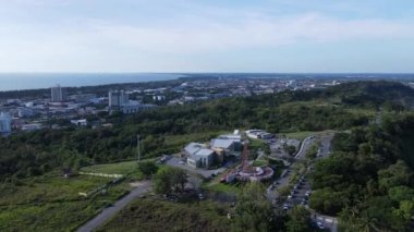 Miri Şehri 'nin ünlü plajları, nehirleri, şehirleri ve manzaralı çevresiyle Landmark ve Turist Çekim alanları