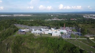 Miri Şehri 'nin ünlü plajları, nehirleri, şehirleri ve manzaralı çevresiyle Landmark ve Turist Çekim alanları