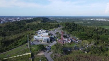 Miri Şehri 'nin ünlü plajları, nehirleri, şehirleri ve manzaralı çevresiyle Landmark ve Turist Çekim alanları