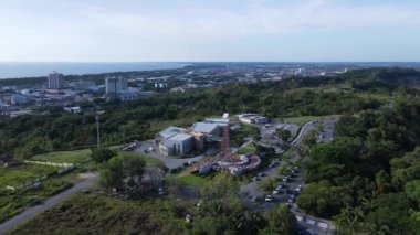 Miri Şehri 'nin ünlü plajları, nehirleri, şehirleri ve manzaralı çevresiyle Landmark ve Turist Çekim alanları