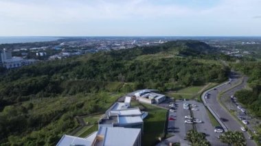 Miri Şehri 'nin ünlü plajları, nehirleri, şehirleri ve manzaralı çevresiyle Landmark ve Turist Çekim alanları