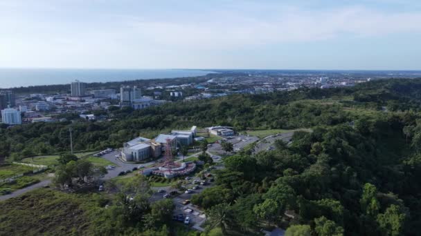 Sehenswürdigkeiten Und Touristenattraktionen Der Stadt Miri Mit Ihren Berühmten Stränden — Stockvideo