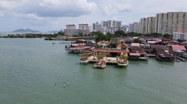 Georgetown, Penang Malezya - 13 Mayıs 2022: Georgetown Penang Klanı Jetties, Malezya. Penang Çin topluluğunun farklı klanları tarafından deniz kıyısında tahta kalelere inşa edilmiş ahşap köyler..