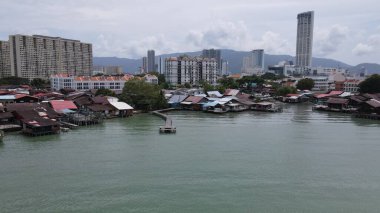 Georgetown, Penang Malezya - 13 Mayıs 2022: Georgetown Penang Klanı Jetties, Malezya. Penang Çin topluluğunun farklı klanları tarafından deniz kıyısında tahta kalelere inşa edilmiş ahşap köyler..