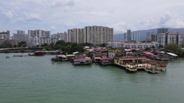 Georgetown, Penang Malezya - 13 Mayıs 2022: Georgetown Penang Klanı Jetties, Malezya. Penang Çin topluluğunun farklı klanları tarafından deniz kıyısında tahta kalelere inşa edilmiş ahşap köyler..