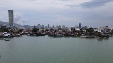 Georgetown, Penang Malezya - 13 Mayıs 2022: Georgetown Penang Klanı Jetties, Malezya. Penang Çin topluluğunun farklı klanları tarafından deniz kıyısında tahta kalelere inşa edilmiş ahşap köyler..