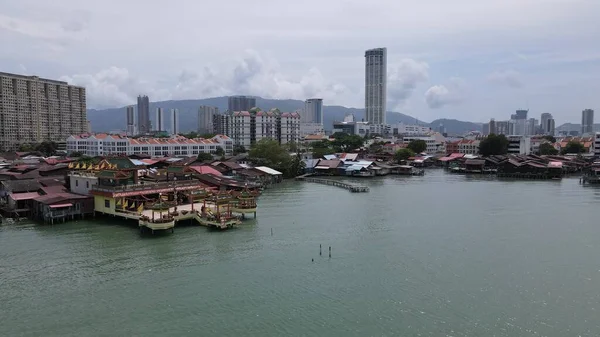 Georgetown, Penang Malezya - 13 Mayıs 2022: Georgetown Penang Klanı Jetties, Malezya. Penang Çin topluluğunun farklı klanları tarafından deniz kıyısında tahta kalelere inşa edilmiş ahşap köyler..