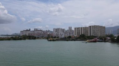 Georgetown, Penang Malezya - 13 Mayıs 2022: Georgetown Penang Klanı Jetties, Malezya. Penang Çin topluluğunun farklı klanları tarafından deniz kıyısında tahta kalelere inşa edilmiş ahşap köyler..