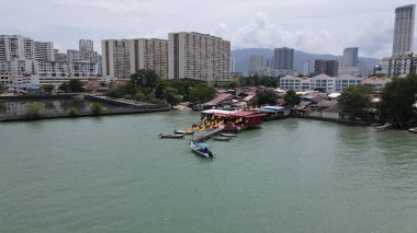 Georgetown, Penang Malezya - 13 Mayıs 2022: Georgetown Penang Klanı Jetties, Malezya. Penang Çin topluluğunun farklı klanları tarafından deniz kıyısında tahta kalelere inşa edilmiş ahşap köyler..