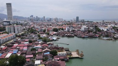 Georgetown, Penang Malezya - 13 Mayıs 2022: Georgetown Penang Klanı Jetties, Malezya. Penang Çin topluluğunun farklı klanları tarafından deniz kıyısında tahta kalelere inşa edilmiş ahşap köyler..