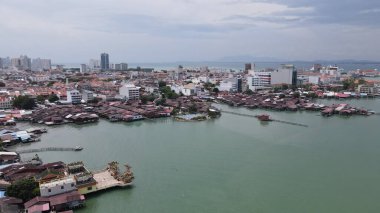 Georgetown, Penang Malezya - 13 Mayıs 2022: Georgetown Penang Klanı Jetties, Malezya. Penang Çin topluluğunun farklı klanları tarafından deniz kıyısında tahta kalelere inşa edilmiş ahşap köyler..