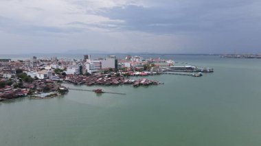 Georgetown, Penang Malezya - 13 Mayıs 2022: Georgetown Penang Klanı Jetties, Malezya. Penang Çin topluluğunun farklı klanları tarafından deniz kıyısında tahta kalelere inşa edilmiş ahşap köyler..