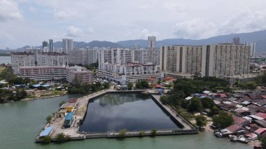 Georgetown, Penang Malezya - 13 Mayıs 2022: Georgetown Penang Klanı Jetties, Malezya. Penang Çin topluluğunun farklı klanları tarafından deniz kıyısında tahta kalelere inşa edilmiş ahşap köyler..