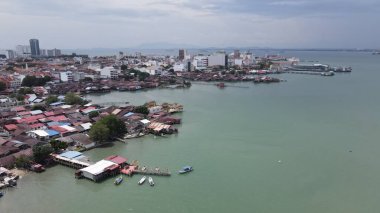 Georgetown, Penang Malezya - 13 Mayıs 2022: Georgetown Penang Klanı Jetties, Malezya. Penang Çin topluluğunun farklı klanları tarafından deniz kıyısında tahta kalelere inşa edilmiş ahşap köyler..