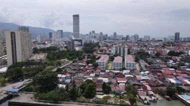 Georgetown, Penang Malezya - 13 Mayıs 2022: Georgetown Penang Klanı Jetties, Malezya. Penang Çin topluluğunun farklı klanları tarafından deniz kıyısında tahta kalelere inşa edilmiş ahşap köyler..