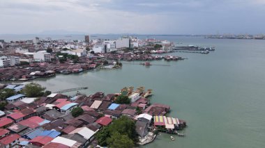 Georgetown, Penang Malezya - 13 Mayıs 2022: Georgetown Penang Klanı Jetties, Malezya. Penang Çin topluluğunun farklı klanları tarafından deniz kıyısında tahta kalelere inşa edilmiş ahşap köyler..