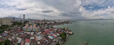 Georgetown, Penang Malezya - 13 Mayıs 2022: Georgetown Penang Klanı Jetties, Malezya. Penang Çin topluluğunun farklı klanları tarafından deniz kıyısında tahta kalelere inşa edilmiş ahşap köyler..