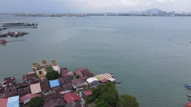 Georgetown, Penang Malezya - 13 Mayıs 2022: Georgetown Penang Klanı Jetties, Malezya. Penang Çin topluluğunun farklı klanları tarafından deniz kıyısında tahta kalelere inşa edilmiş ahşap köyler..