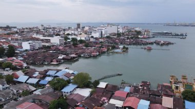 Georgetown, Penang Malezya - 13 Mayıs 2022: Georgetown Penang Klanı Jetties, Malezya. Penang Çin topluluğunun farklı klanları tarafından deniz kıyısında tahta kalelere inşa edilmiş ahşap köyler..