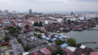 Georgetown, Penang Malezya - 13 Mayıs 2022: Georgetown Penang Klanı Jetties, Malezya. Penang Çin topluluğunun farklı klanları tarafından deniz kıyısında tahta kalelere inşa edilmiş ahşap köyler..