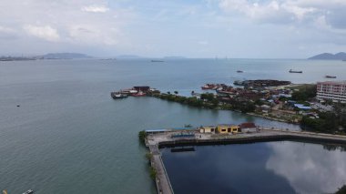 Georgetown, Penang Malezya - 13 Mayıs 2022: Georgetown Penang Klanı Jetties, Malezya. Penang Çin topluluğunun farklı klanları tarafından deniz kıyısında tahta kalelere inşa edilmiş ahşap köyler..