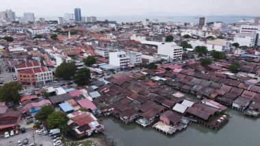 Georgetown, Penang Malezya - 13 Mayıs 2022: Georgetown Penang Klanı Jetties, Malezya. Penang Çin topluluğunun farklı klanları tarafından deniz kıyısında tahta kalelere inşa edilmiş ahşap köyler..