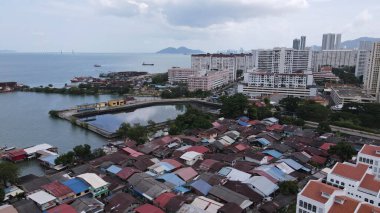 Georgetown, Penang Malezya - 13 Mayıs 2022: Georgetown Penang Klanı Jetties, Malezya. Penang Çin topluluğunun farklı klanları tarafından deniz kıyısında tahta kalelere inşa edilmiş ahşap köyler..