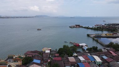 Georgetown, Penang Malezya - 13 Mayıs 2022: Georgetown Penang Klanı Jetties, Malezya. Penang Çin topluluğunun farklı klanları tarafından deniz kıyısında tahta kalelere inşa edilmiş ahşap köyler..