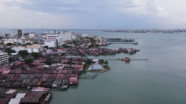 Georgetown, Penang Malezya - 13 Mayıs 2022: Georgetown Penang Klanı Jetties, Malezya. Penang Çin topluluğunun farklı klanları tarafından deniz kıyısında tahta kalelere inşa edilmiş ahşap köyler..