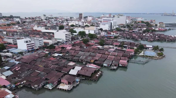 Georgetown, Penang Malezya - 13 Mayıs 2022: Georgetown Penang Klanı Jetties, Malezya. Penang Çin topluluğunun farklı klanları tarafından deniz kıyısında tahta kalelere inşa edilmiş ahşap köyler..