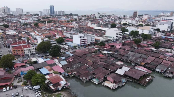 Georgetown, Penang Malezya - 13 Mayıs 2022: Georgetown Penang Klanı Jetties, Malezya. Penang Çin topluluğunun farklı klanları tarafından deniz kıyısında tahta kalelere inşa edilmiş ahşap köyler..