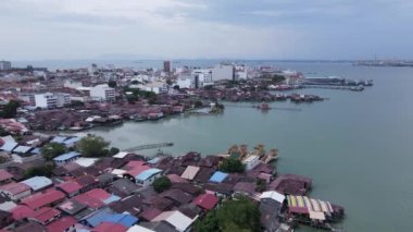 Georgetown, Penang Malezya - 13 Mayıs 2022: Georgetown Penang Klanı Jetties, Malezya. Penang Çin topluluğunun farklı klanları tarafından deniz kıyısında tahta kalelere inşa edilmiş ahşap köyler..