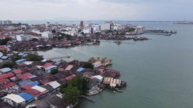 Georgetown, Penang Malezya - 13 Mayıs 2022: Georgetown Penang Klanı Jetties, Malezya. Penang Çin topluluğunun farklı klanları tarafından deniz kıyısında tahta kalelere inşa edilmiş ahşap köyler..