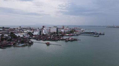 Georgetown, Penang Malezya - 13 Mayıs 2022: Georgetown Penang Klanı Jetties, Malezya. Penang Çin topluluğunun farklı klanları tarafından deniz kıyısında tahta kalelere inşa edilmiş ahşap köyler..
